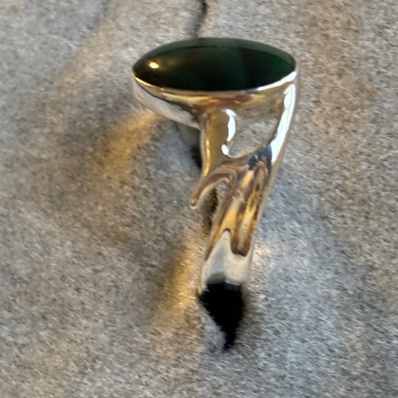 Elegant Sterling Silver and Green stone Oval Ring Sz 6 3/4 stamped 925 - Picture 4 of 7